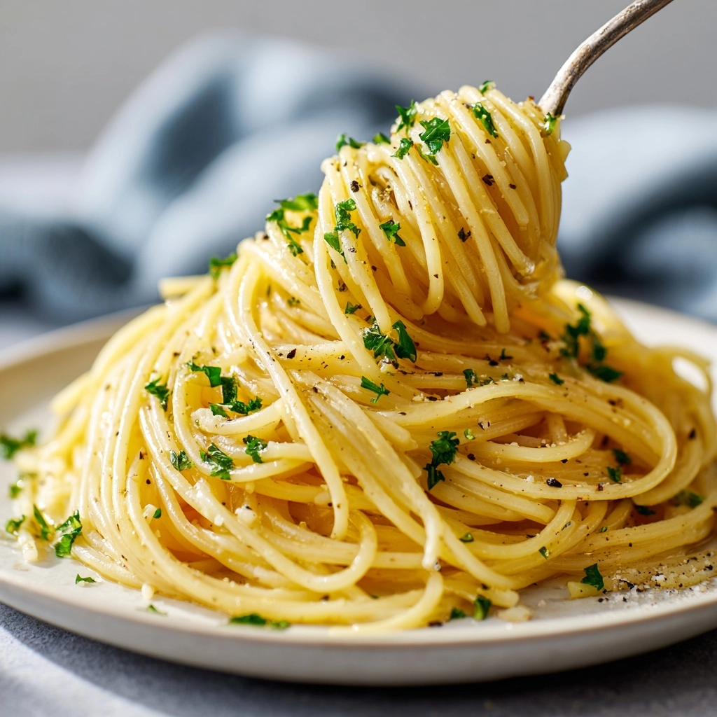 Garlic Spaghetti (Garlic and Olive Oil Pasta) Recipe 5 Garlic Spaghetti (Garlic and Olive Oil Pasta) Recipe - Recipe Image
